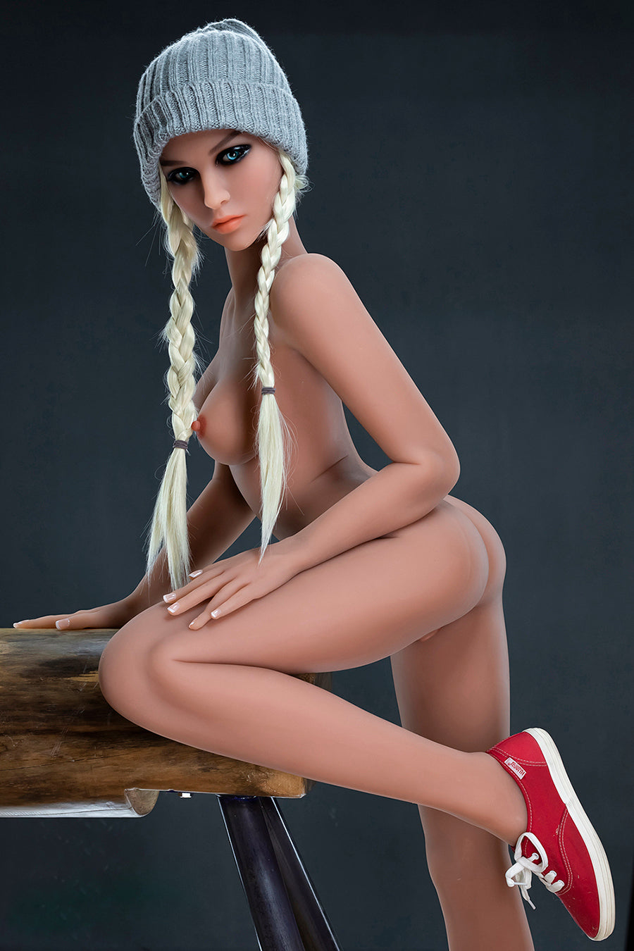 A beautiful woman with normal small breasts and plump hips, a thin-faced simulated doll