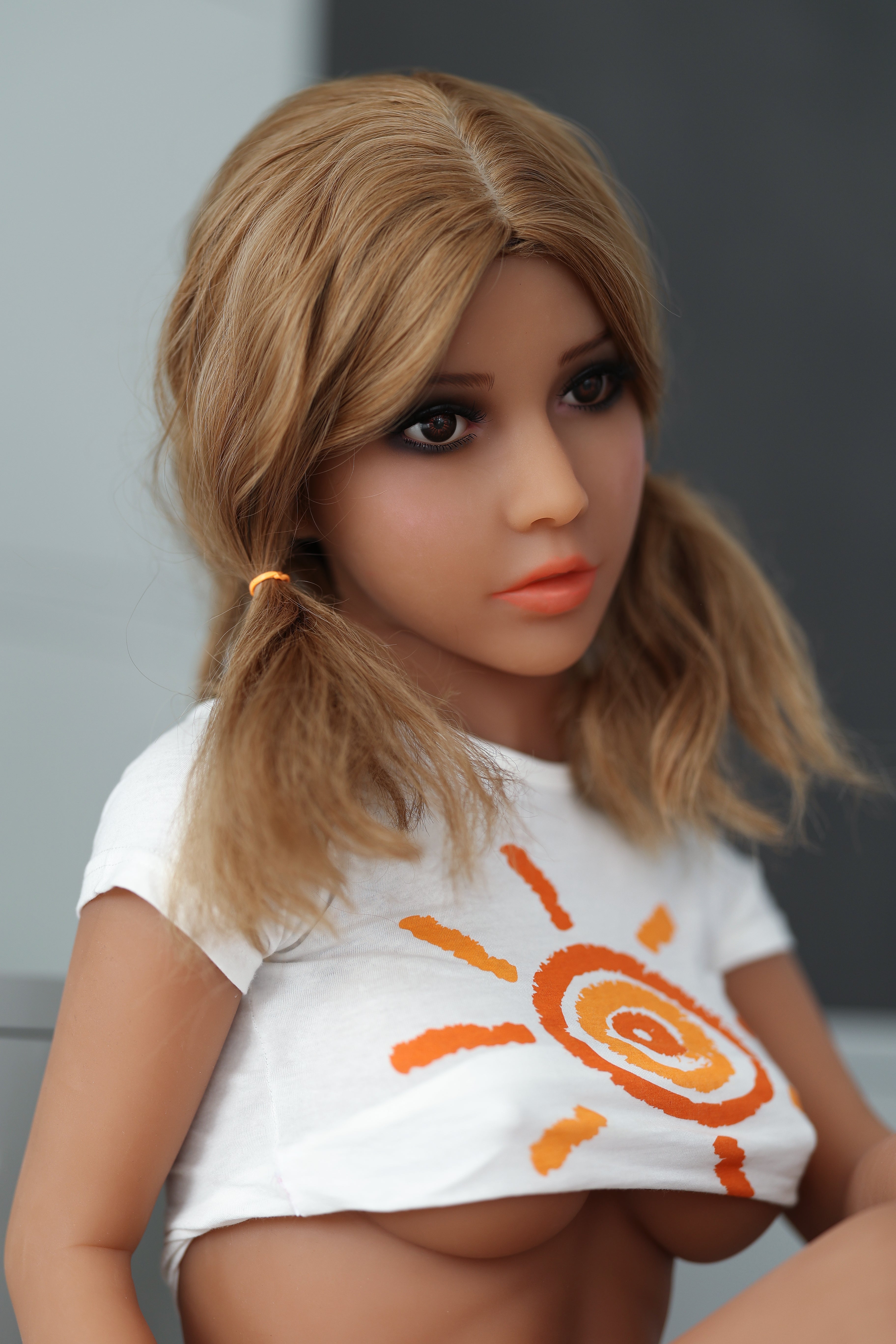Beautiful doll with normal-sized breasts and buttocks, slim-faced and slim-fitting realistic doll