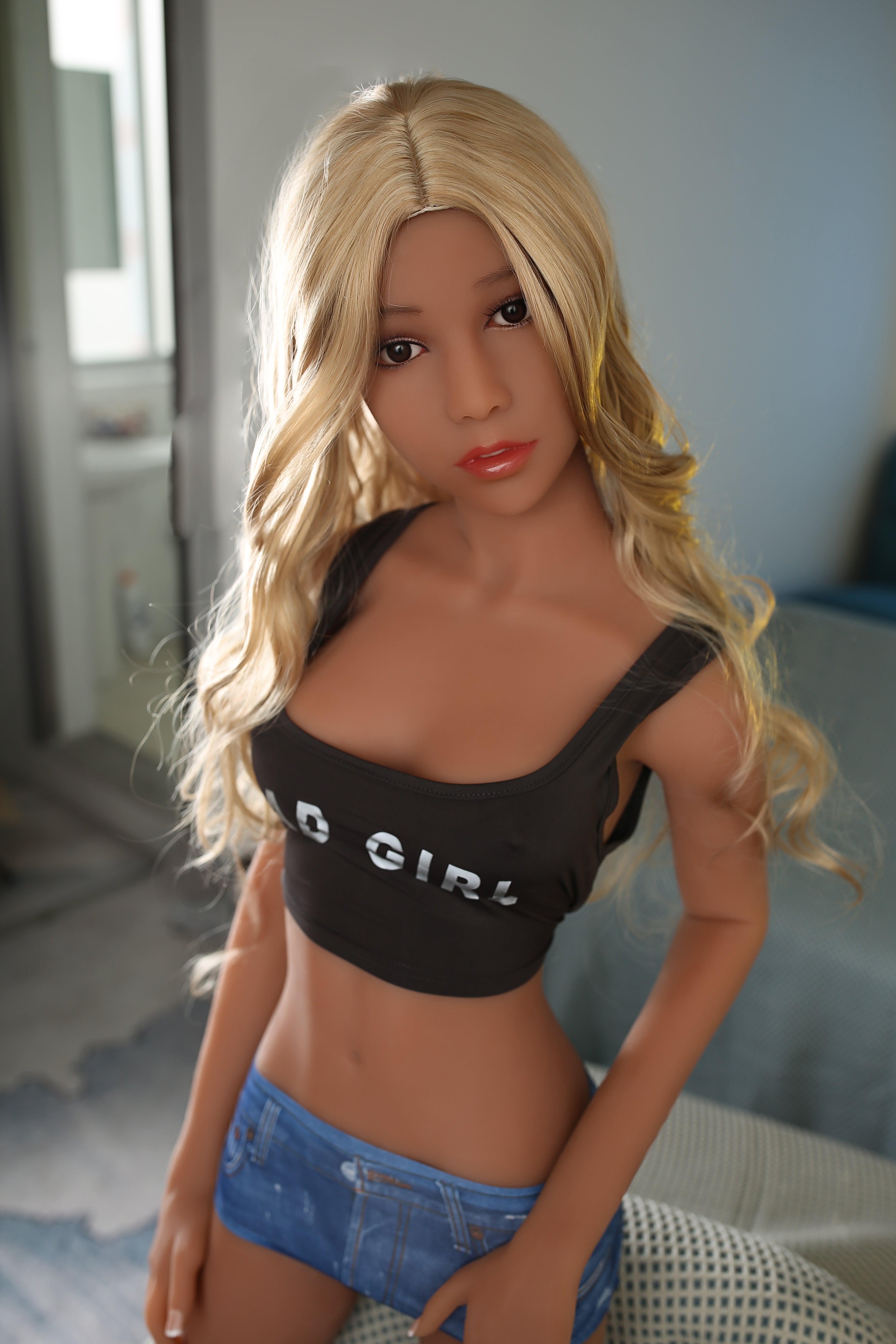 Beautiful doll with plump breasts and hips, slim-faced and slim-bodied realistic doll