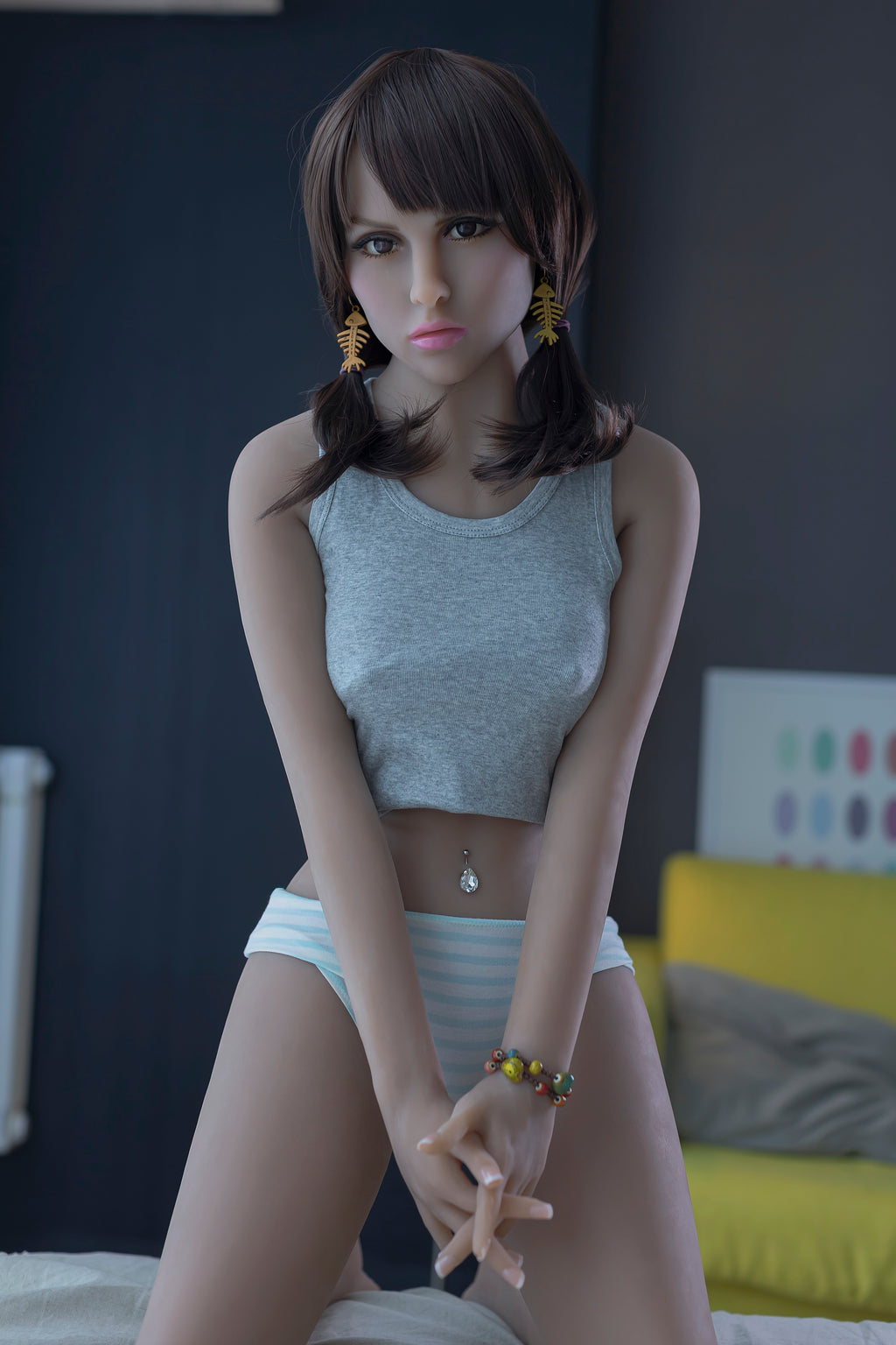 A beautiful woman with small breasts and plump hips, a slim face and a slim body, resembling a realistic doll