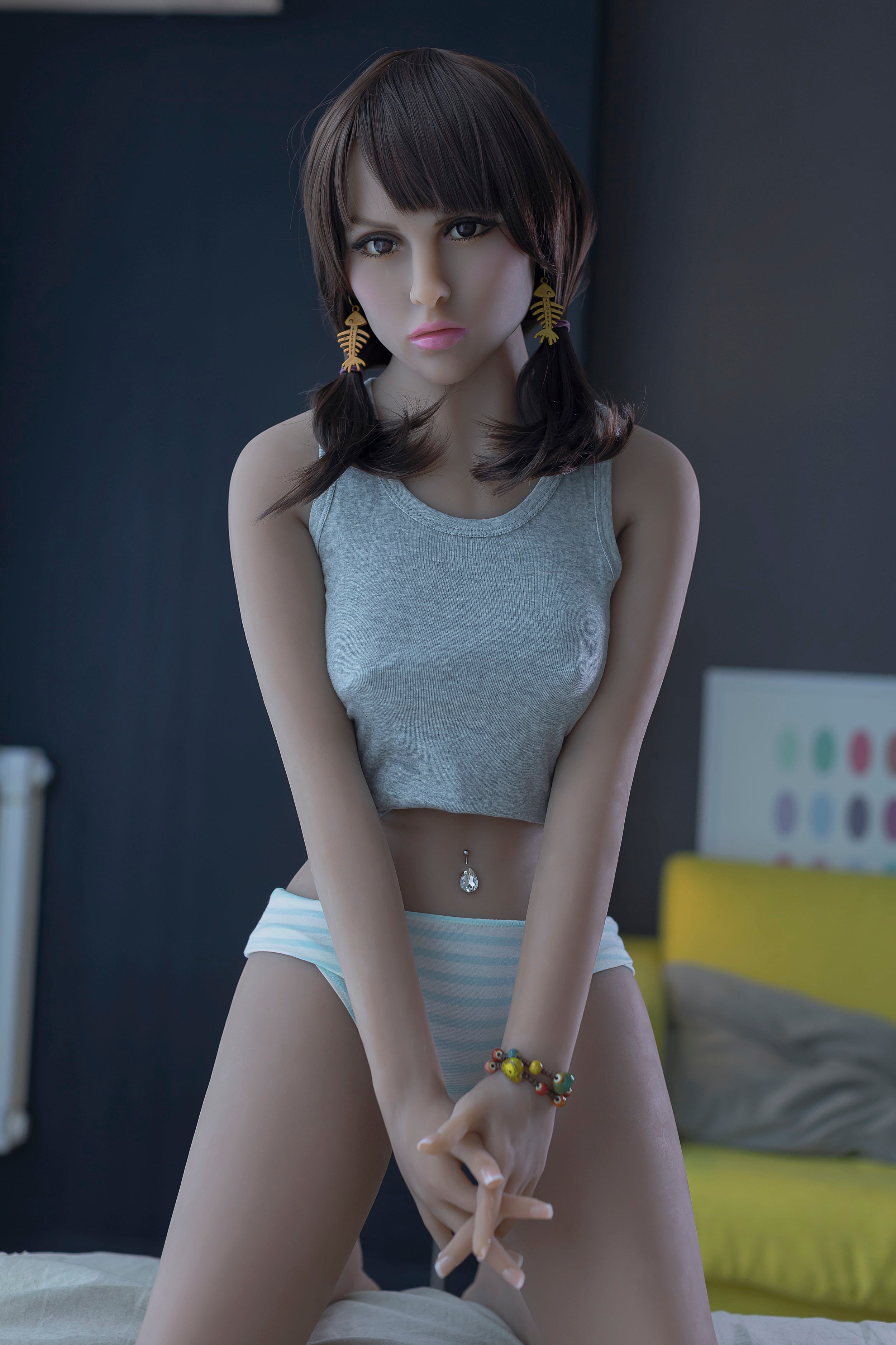 A beautiful woman with small breasts and plump hips, a slim face and a slim body, resembling a realistic doll