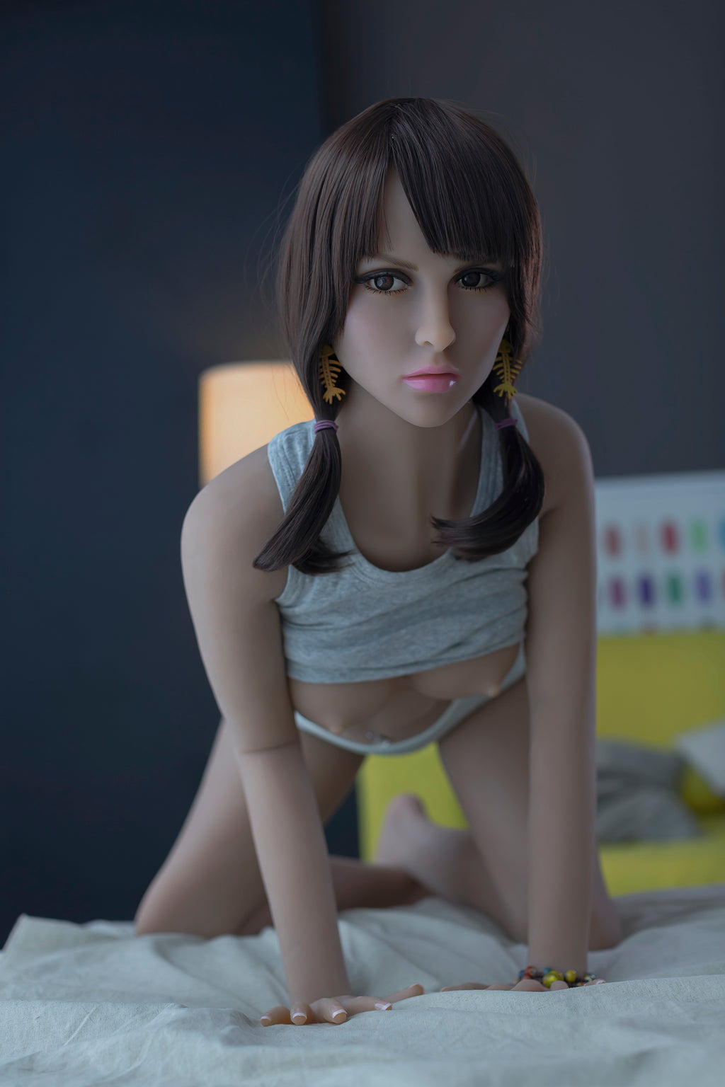 A beautiful woman with small breasts and plump hips, a slim face and a slim body, resembling a realistic doll