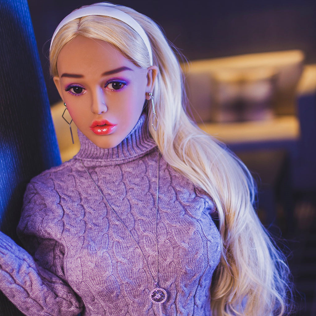 A doll with a slim body, a perky buttocks, and plump breasts and buttocks, as well as a face-thinning realistic doll