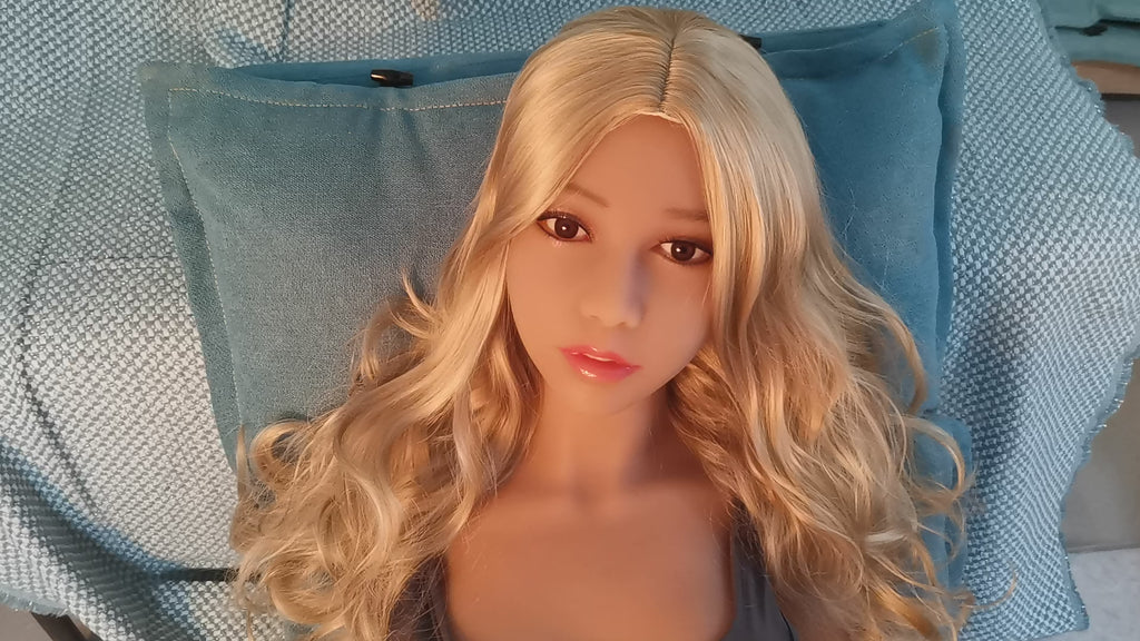 Beautiful doll with plump breasts and hips, slim-faced and slim-bodied realistic doll