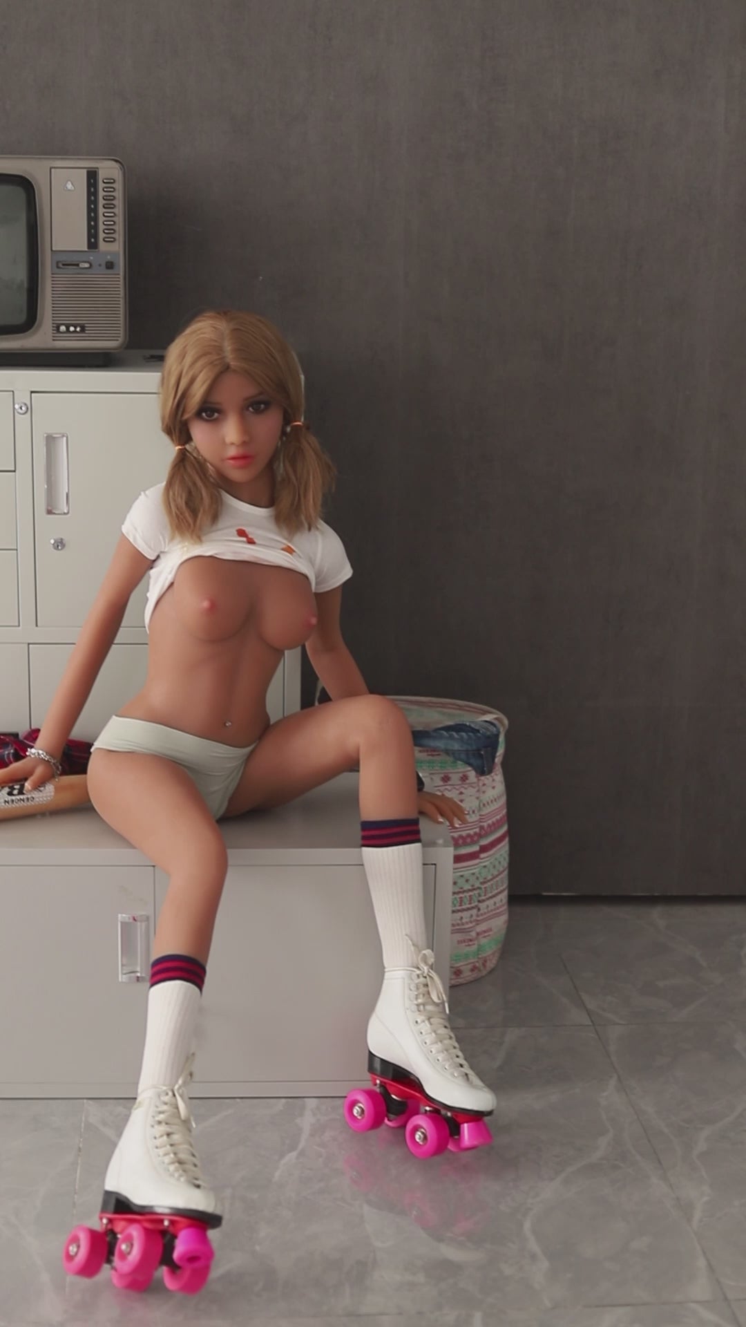 Beautiful doll with normal-sized breasts and buttocks, slim-faced and slim-fitting realistic doll